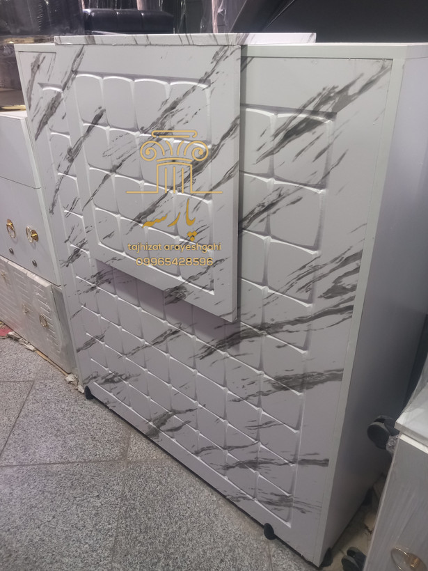میز کانتر آرایشگاه با طراحی شیاردار و روکش مرمر