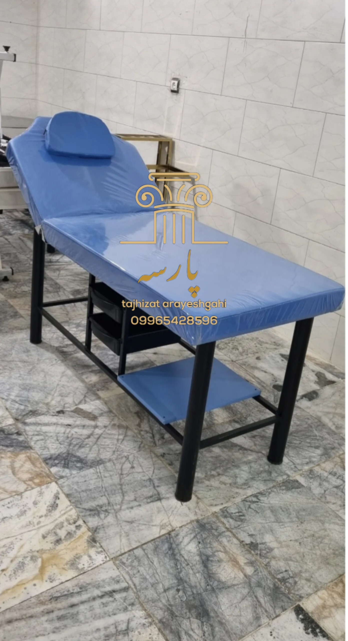 تخت مژه حرفه‌ای در سالن لوکس با نور طبیعی